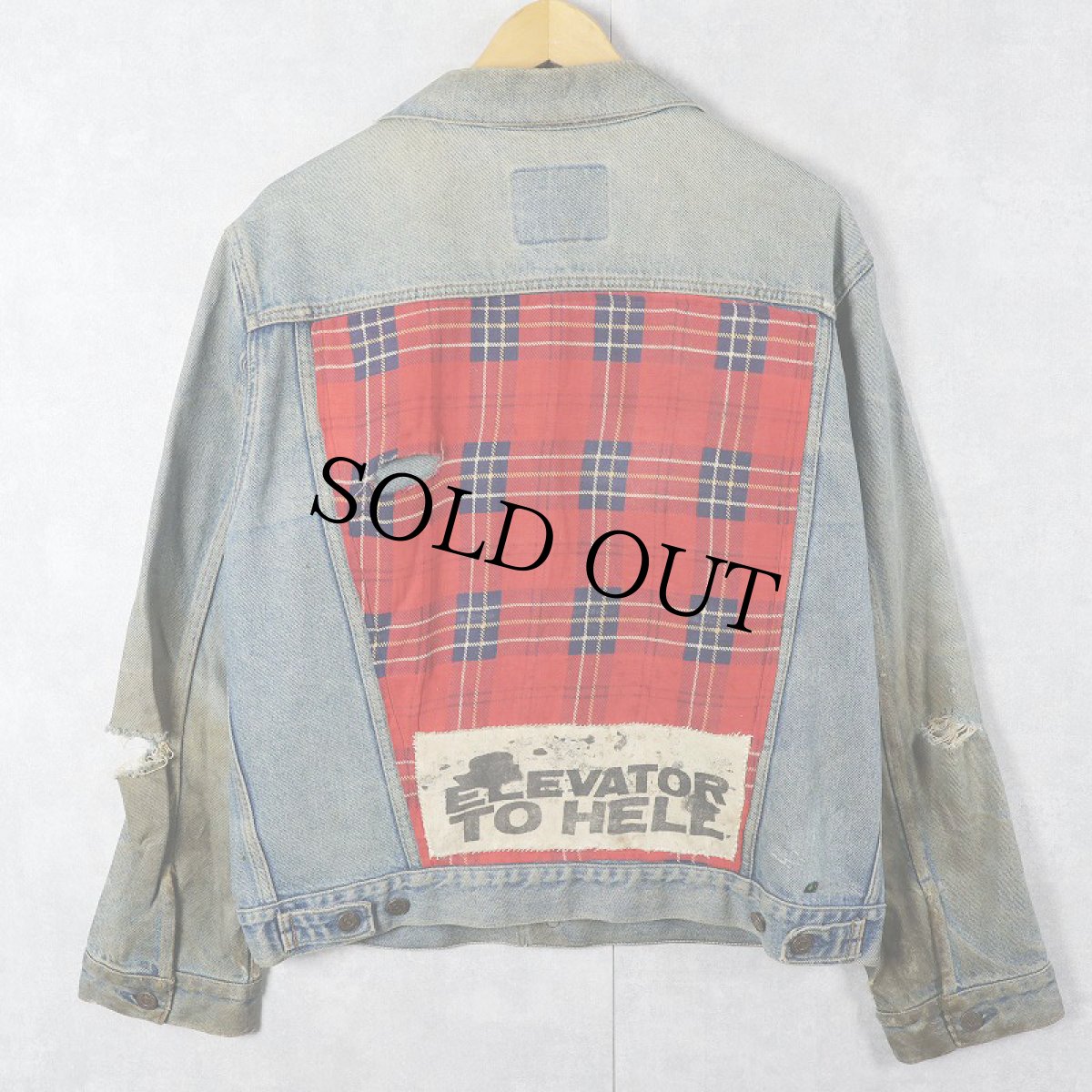 画像1: Levi's 缶バッジ付き カスタムデニムジャケット (1)