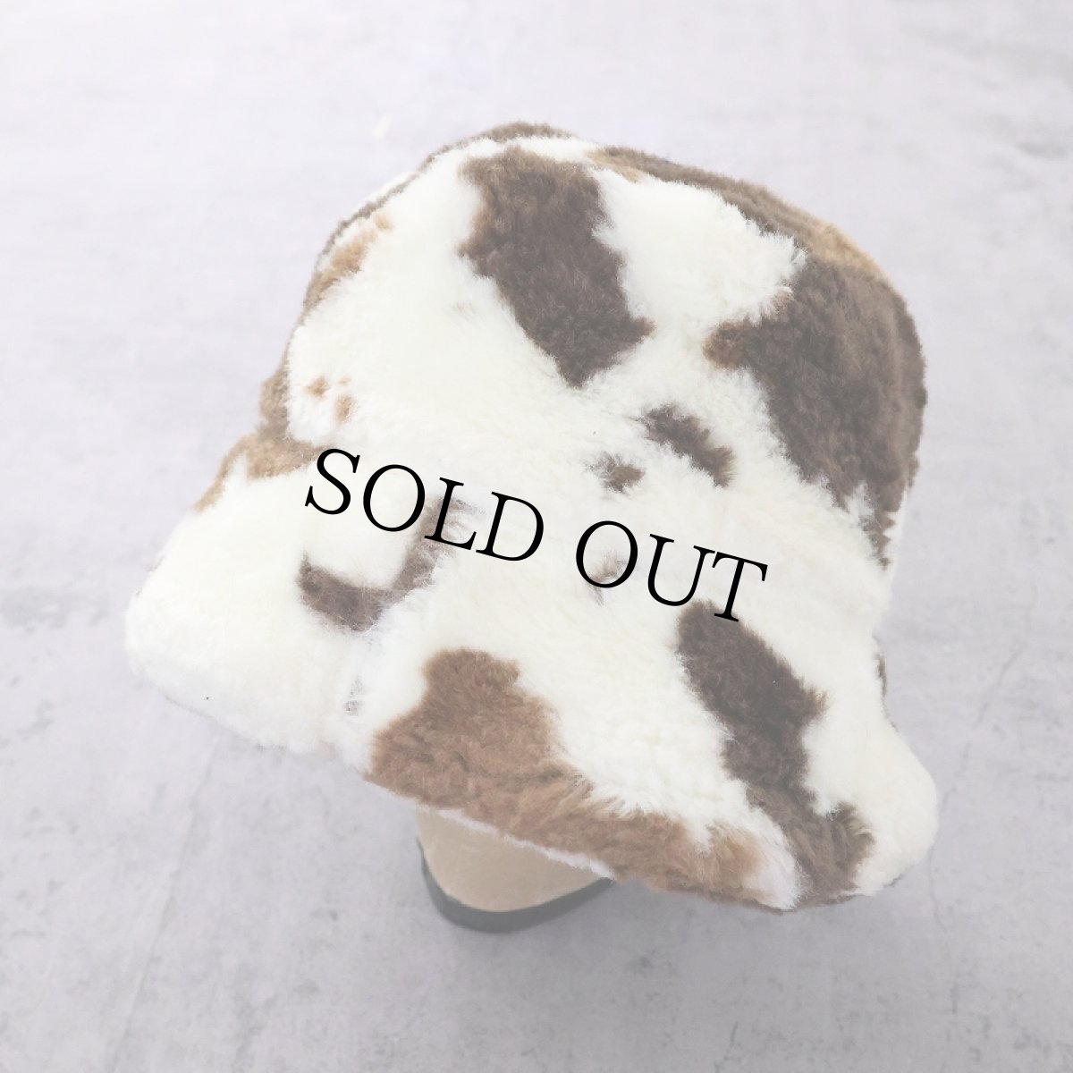 画像1: 牛柄 フェイクファー バケットハット (1)