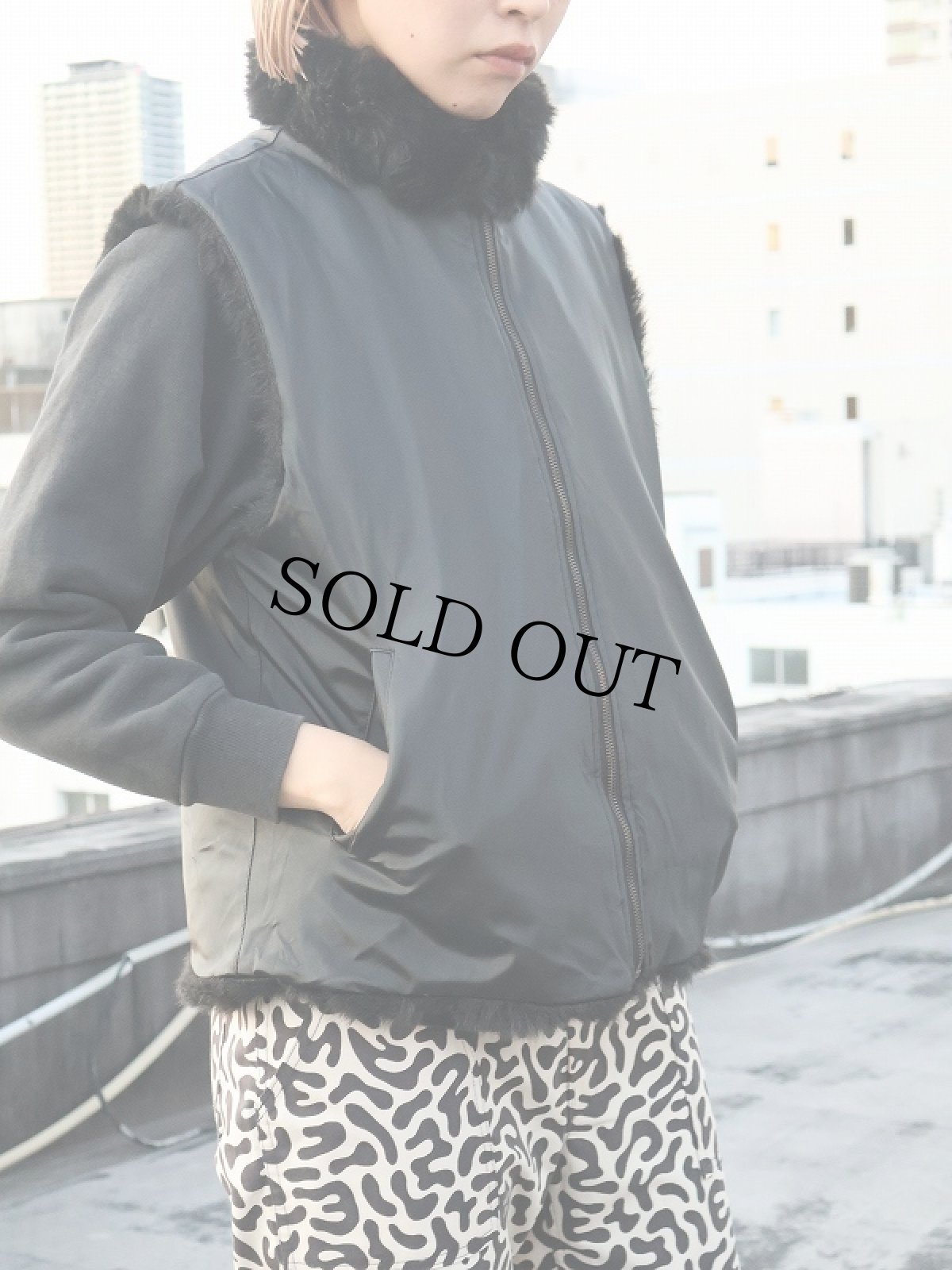 画像2: COACO リバーシブル フェイクファーベスト BLACK M (2)