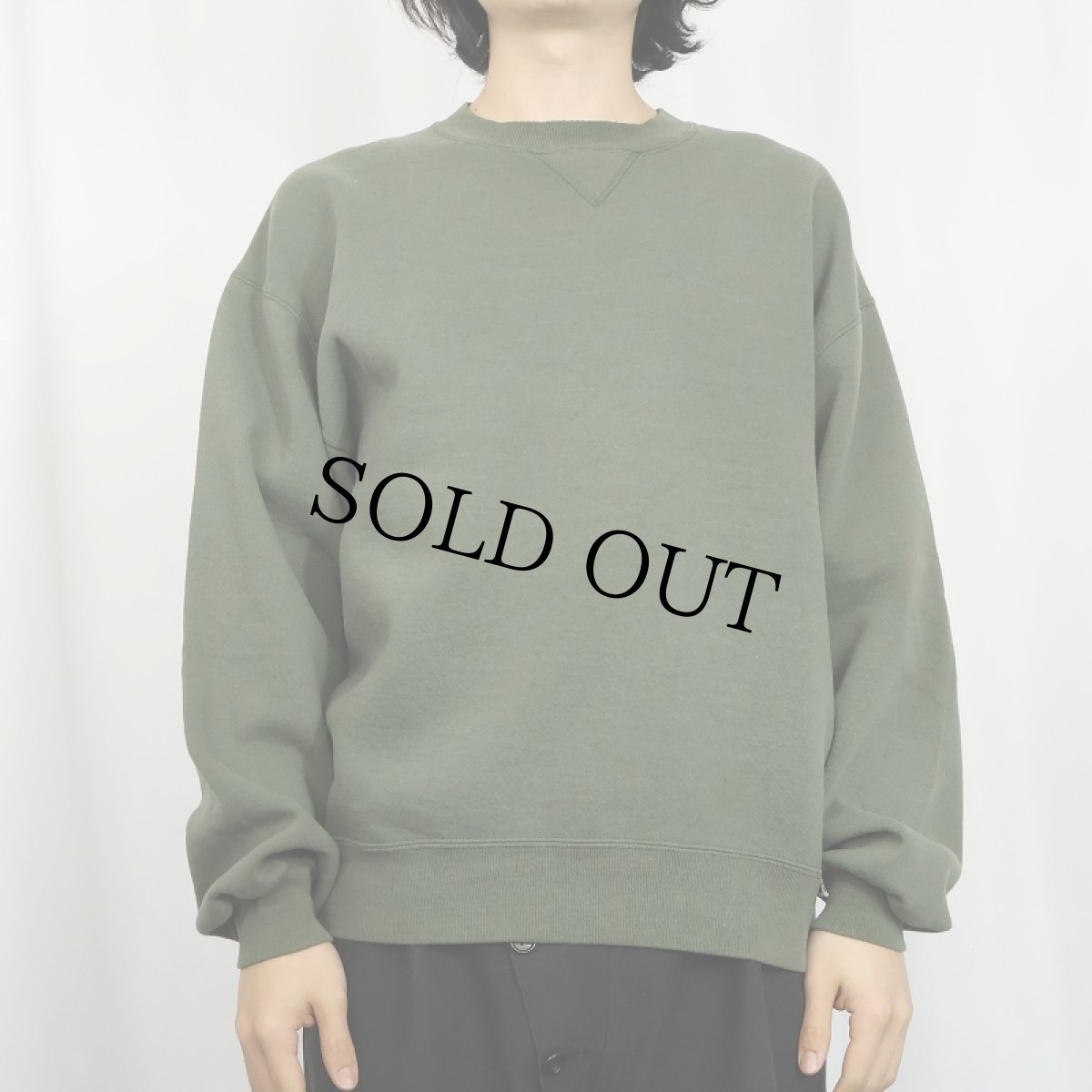 画像2: 90's RUSSELL ATHLETIC USA製 前V 無地スウェット L (2)