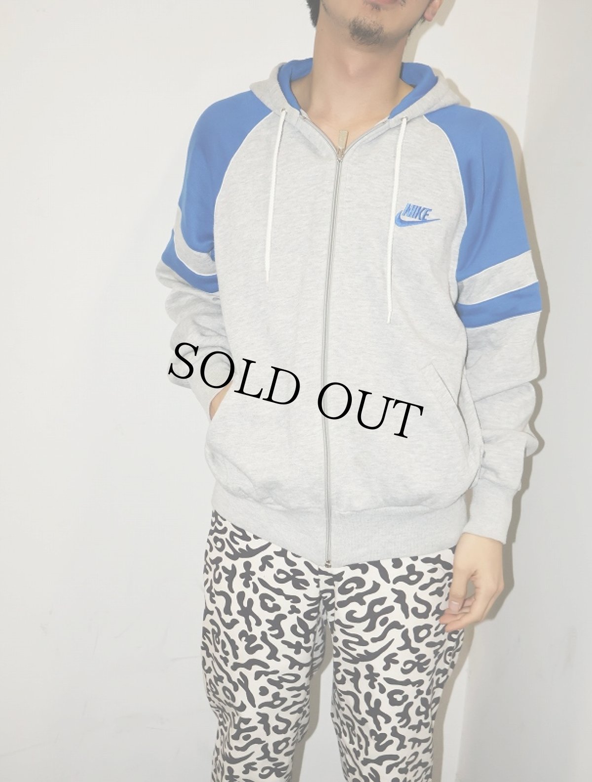 画像1: 【SALE】 80's NIKE 紺タグ ロゴ刺繍 スウェットジップパーカー L (1)