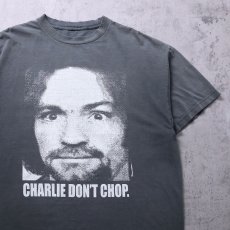 画像1: Charles Manson "CHARLIE DON'T CHOP." カルト指導者 プリントTシャツ (1)