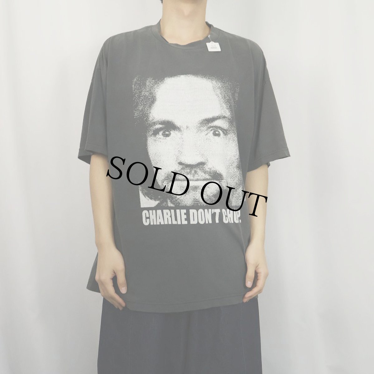 画像2: Charles Manson "CHARLIE DON'T CHOP." カルト指導者 プリントTシャツ (2)