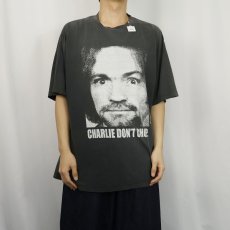 画像2: Charles Manson "CHARLIE DON'T CHOP." カルト指導者 プリントTシャツ (2)
