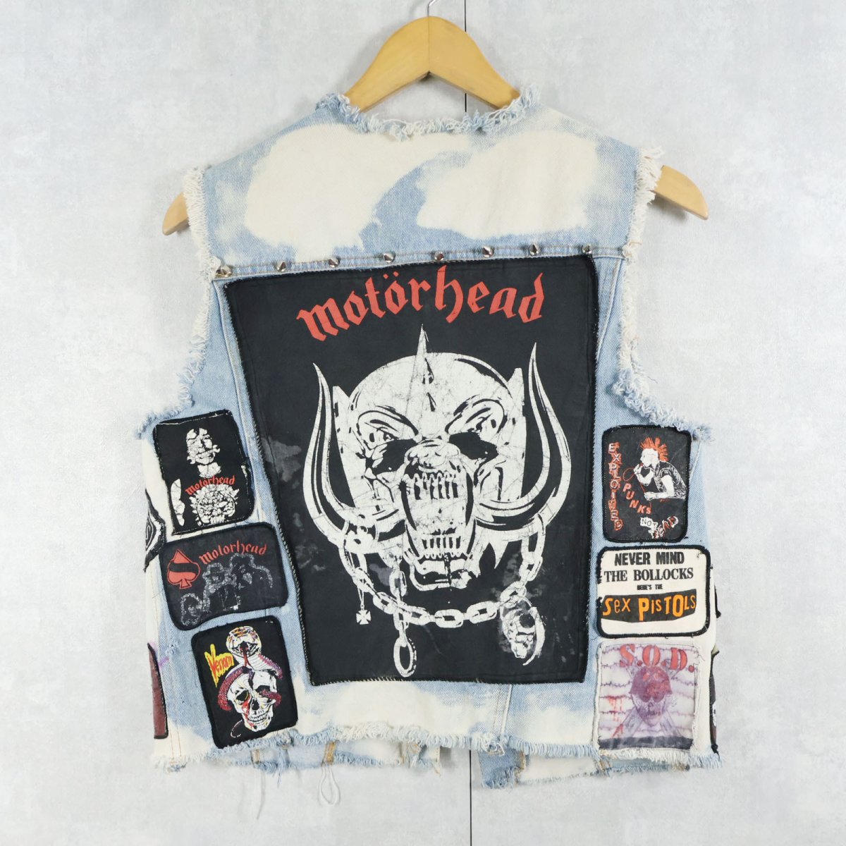 画像2: Camaro Jeans バンドワッペン&スタッズカスタム&ブリーチ加工 カットオフデニムベスト (2)