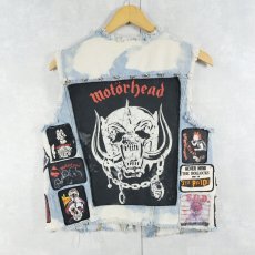 画像2: Camaro Jeans バンドワッペン&スタッズカスタム&ブリーチ加工 カットオフデニムベスト (2)