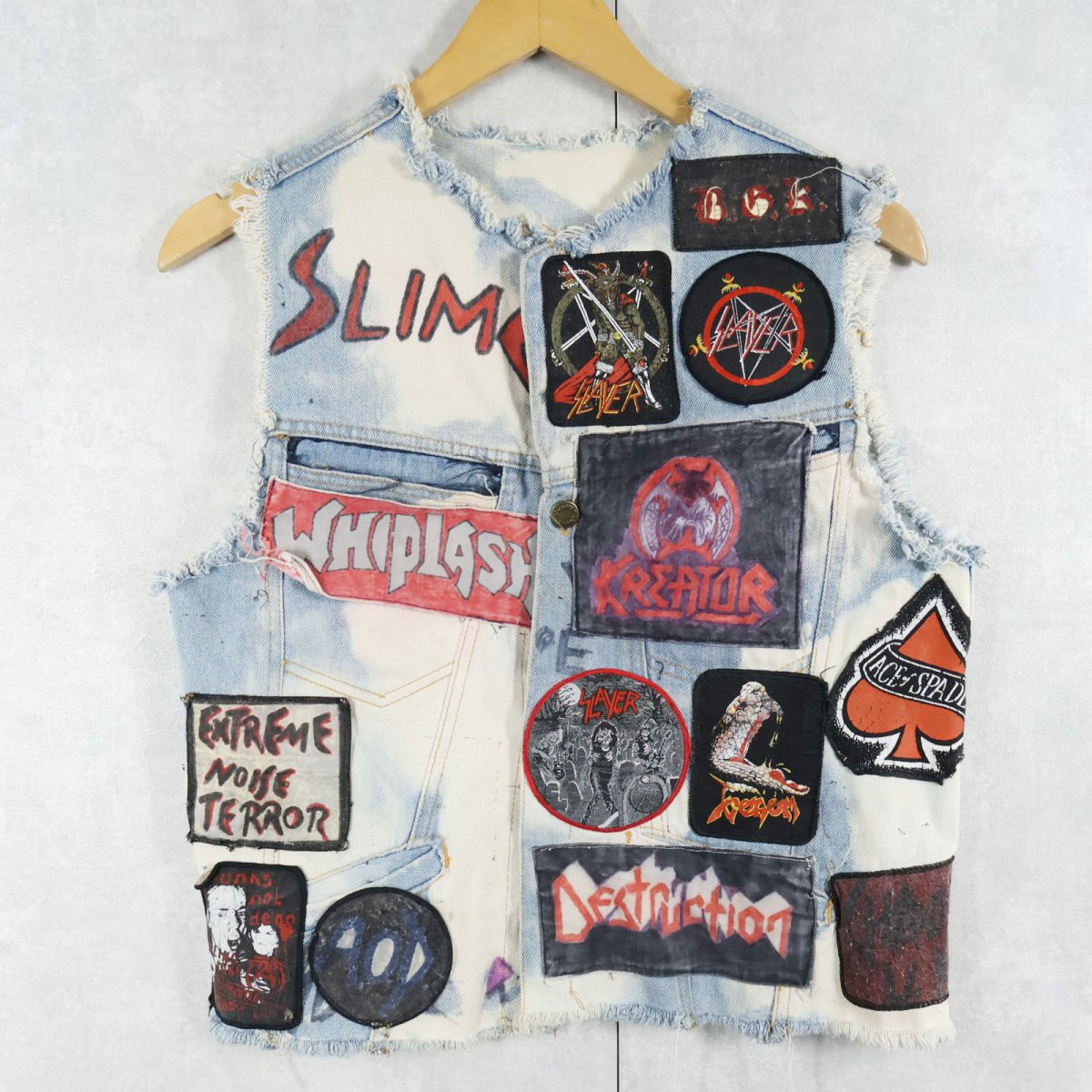 画像1: Camaro Jeans バンドワッペン&スタッズカスタム&ブリーチ加工 カットオフデニムベスト (1)