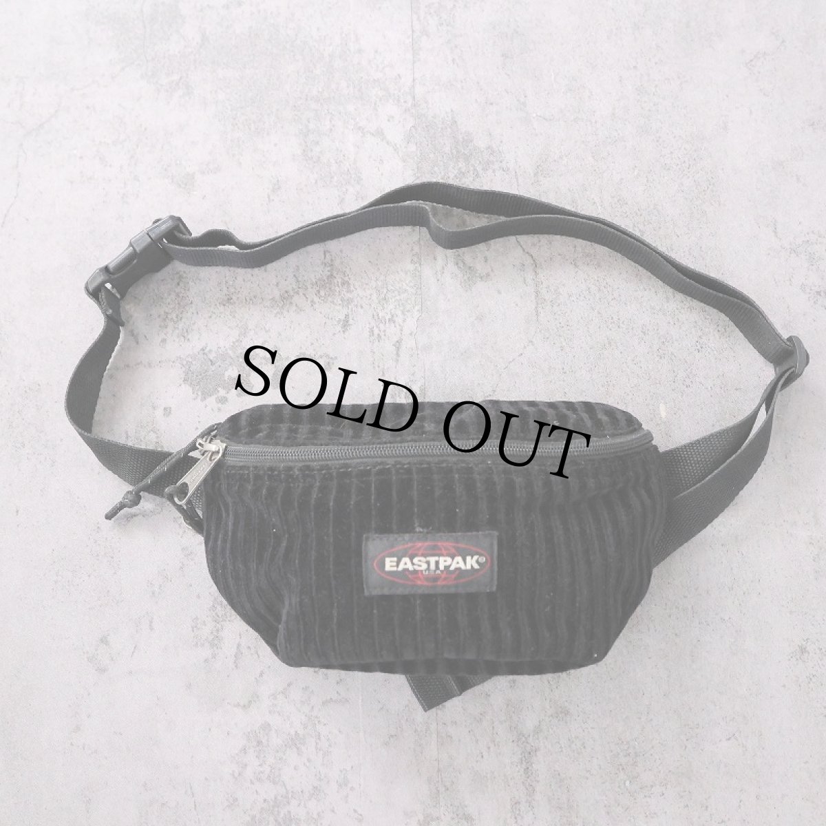 画像1: EASTPAK ベロアウエストバッグ BLACK (1)