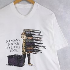 画像1: Edward Gorey "SO MANY BOOKD; SO LITTLE TIME." イラストプリントTシャツ (1)