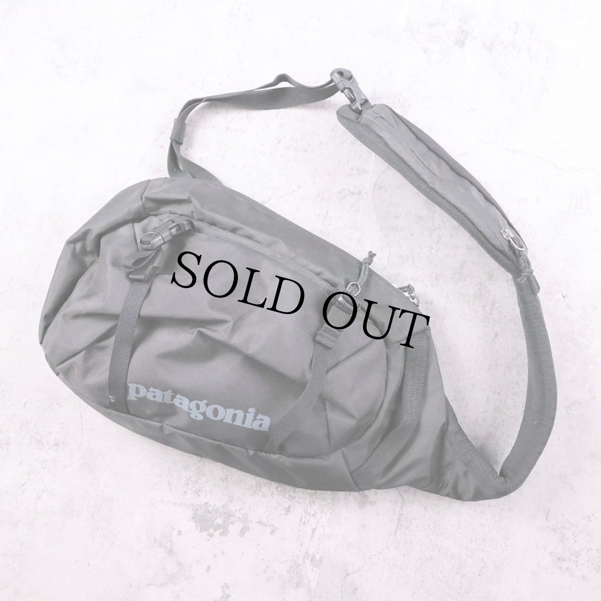 画像1: 2022AW Patagonia Atom Sling 8L ボディバッグ BLACK ONESIZE (1)