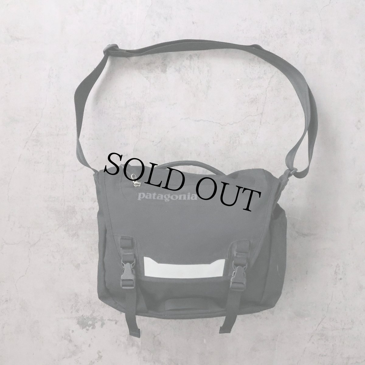 画像1: 2013SS Patagonia ショルダーバッグ BLACK (1)