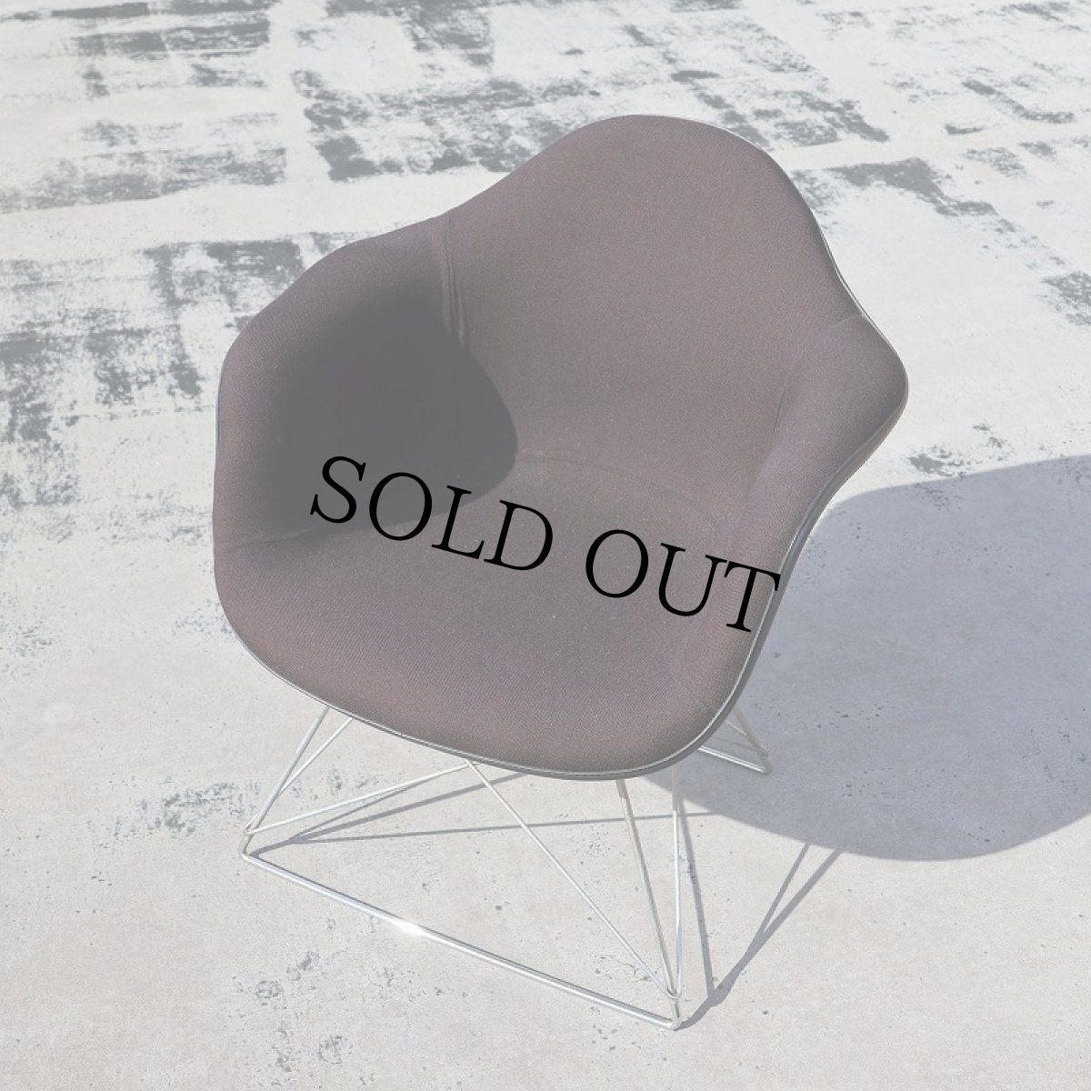 画像1: 80's JAPAN製 Eames Fiberglass Armchair by Herman Miller Modern Furniture Sales "Cat's cradle" (1)