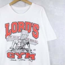 画像1: LORD'S GYM "HIS PAIN YOUR GAIN" ジーザスパロディ プリントTシャツ (1)