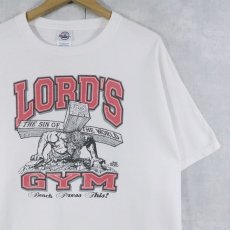 画像1: 90's LORD'S GYM "HIS PAIN YOUR GAIN" ジーザスパロディ プリントTシャツ XL (1)