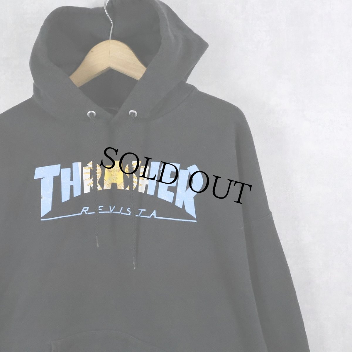画像1: THRASHER アルゼンチン国旗柄 ロゴプリント スウェットフーディー BLACK L (1)