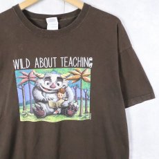 画像1: "WILD ABOUT READING" 絵本パロディプリントTシャツ BROWN L (1)