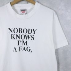 画像1: 90's DON'T PANIC ! USA製 "NOBODY KNOWS I'M A FAG." メッセージプリントTシャツ L (1)