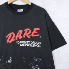 画像1: 90's USA製 "D.A.R.E. TO RESIST DRUGS AND VIOLENCE" 薬物乱用防止団体 メッセージプリントTシャツ BLACK XL (1)