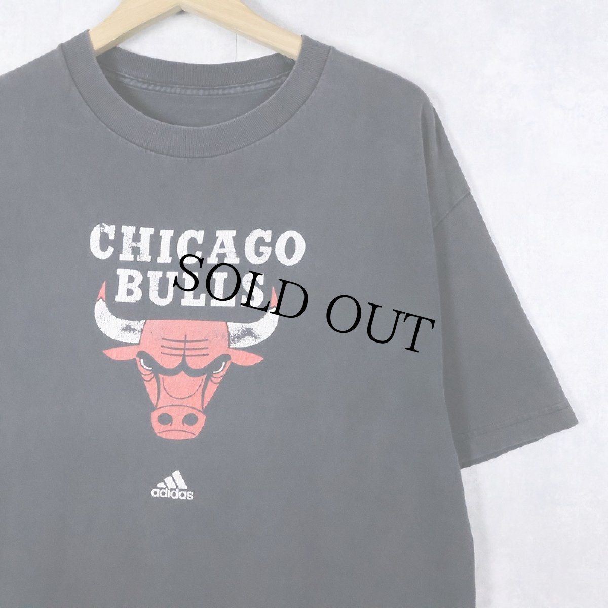 画像1: adidas  "CHICAGO BULLS" NBAチーム プリントＴシャツ BLACK  (1)