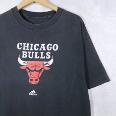 画像1: adidas  "CHICAGO BULLS" NBAチーム プリントＴシャツ BLACK  (1)