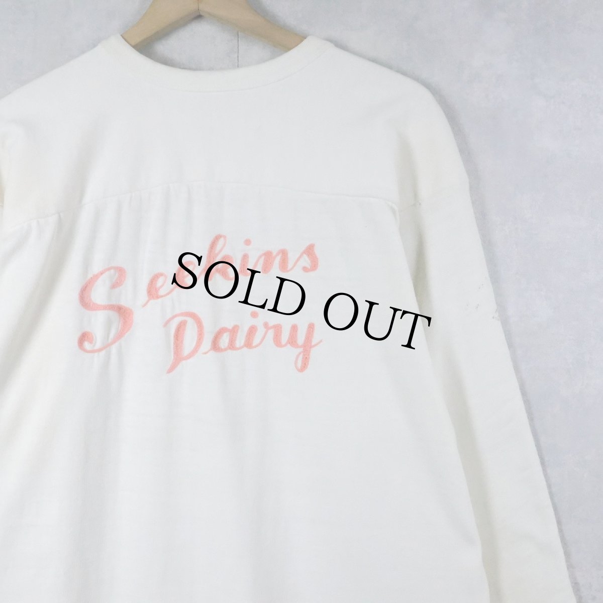 画像1: 60〜70's "Seekins Dairy" チェーン刺繍 Vネック コットンフットボールTシャツ (1)
