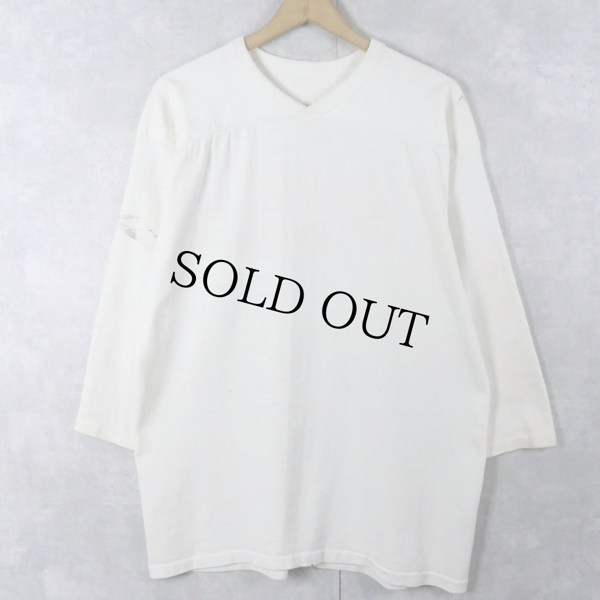 画像2: 60〜70's "Seekins Dairy" チェーン刺繍 Vネック コットンフットボールTシャツ (2)