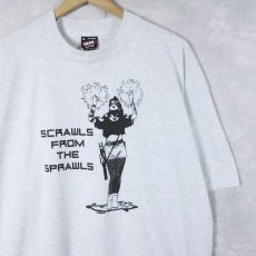 画像1: 90's USA製 "SCRAWLS FROM THE SPRAWLS" プリントTシャツ  (1)