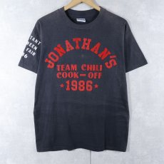 画像1: 80's USA製 "JONATHAN'S TEAM CHILI COOK-OFF 1986" フロッキープリントTシャツ BLACK L (1)
