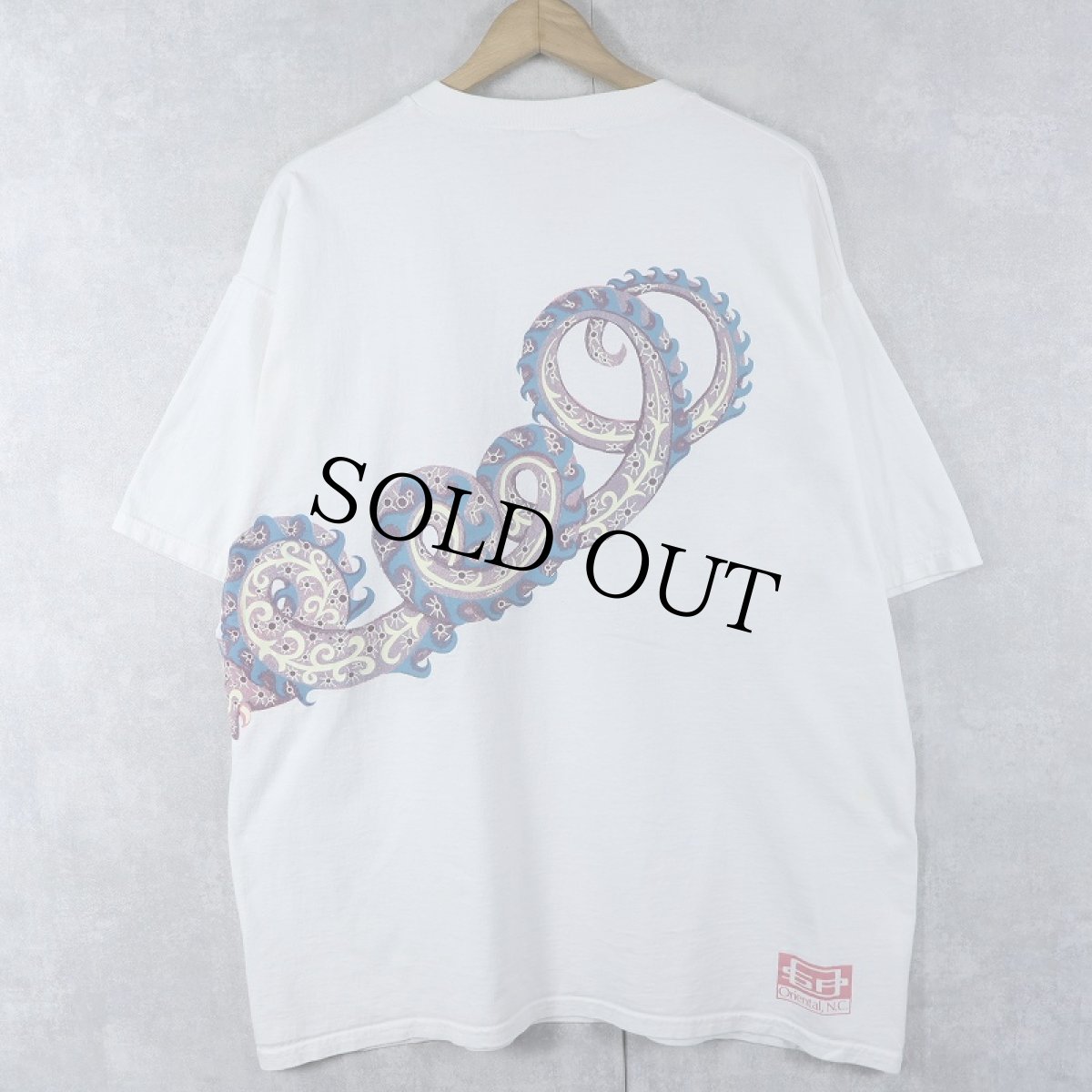 画像2: 90's USA製 Vネック 巻きプリントTシャツ XL  (2)