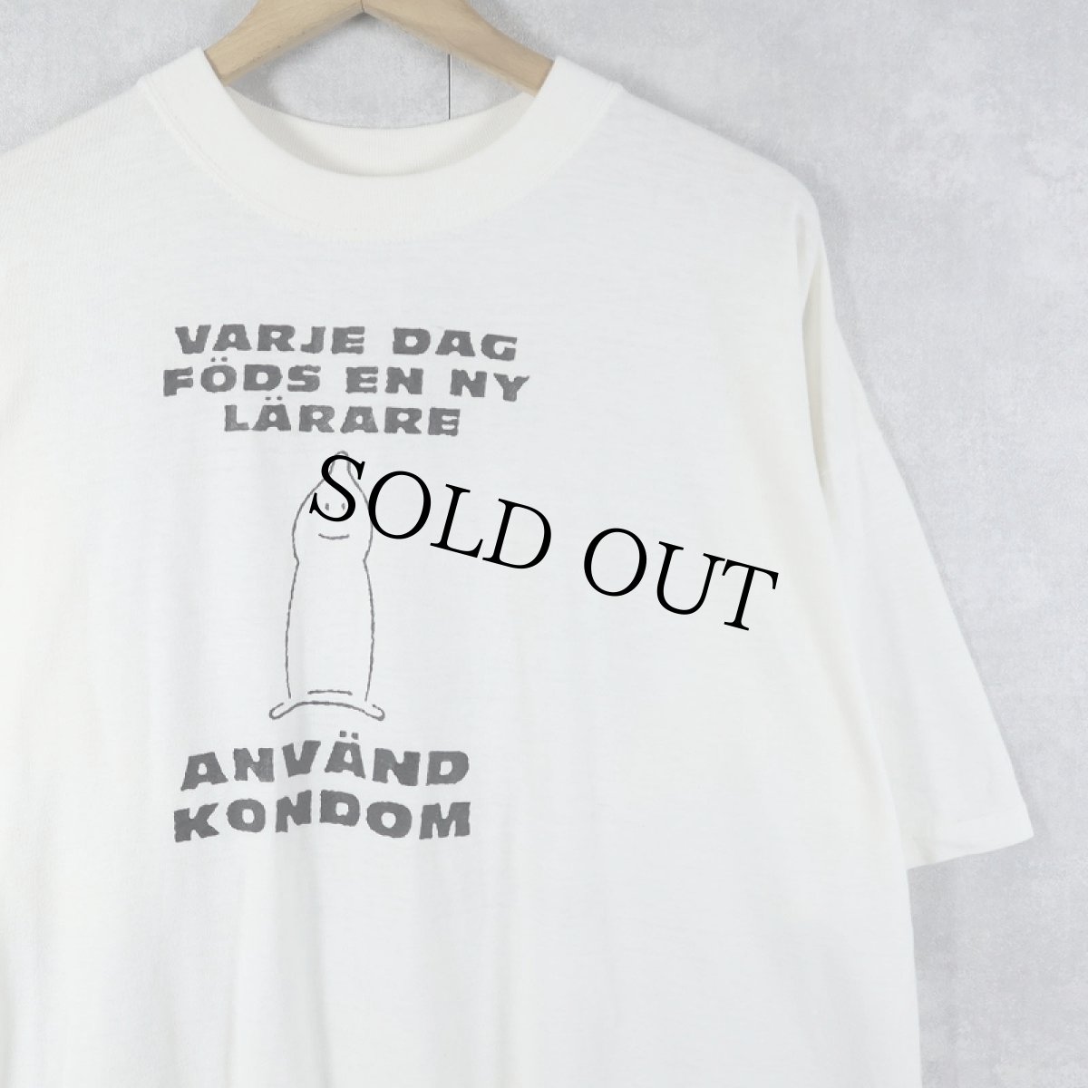 画像1: 90's "VARJE DAG FODS EN NY LARARE ANVAND KONDOM" エロプリントTシャツ XL (1)