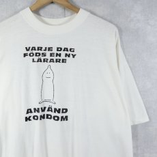 画像1: 90's "VARJE DAG FODS EN NY LARARE ANVAND KONDOM" エロプリントTシャツ XL (1)