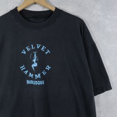 画像1: "VELVET HAMMER BURLESQUE" ネオ バーレスク パフォーマンスグループ プリントTシャツ BLACK  (1)