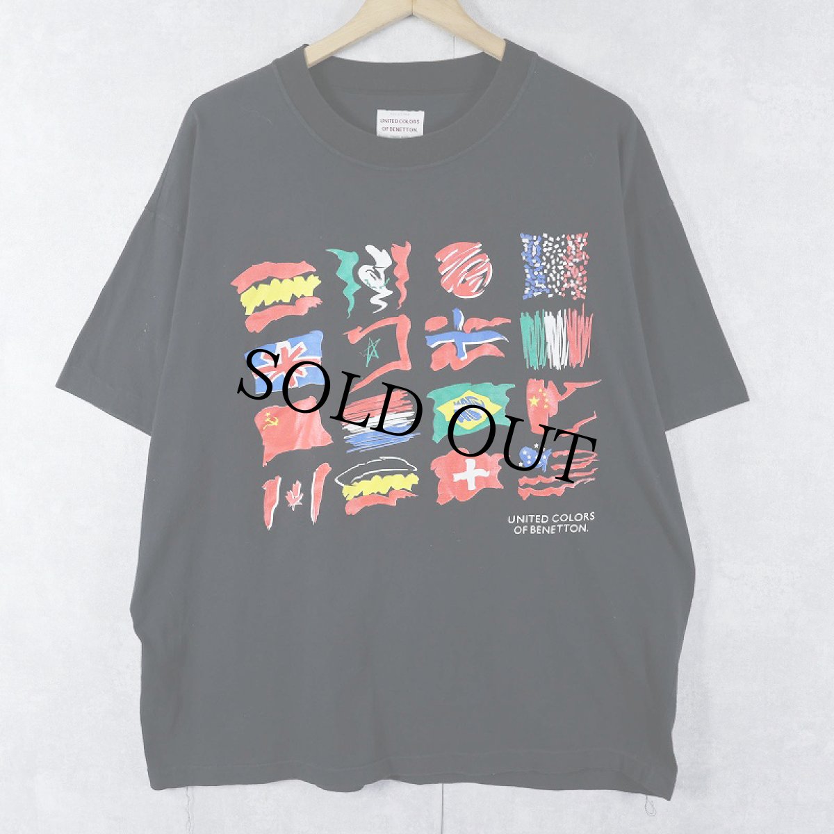 画像1: 90's UNITED COLORS OF BENETTON. 国旗プリントTシャツ BLACK XL (1)