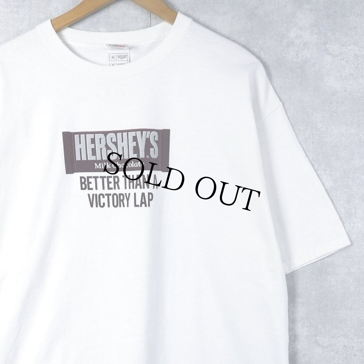 画像1: 2000's HERSHEY'S "BETTER THAN A VICTORY LAP" お菓子企業 ロゴプリントTシャツ XL (1)
