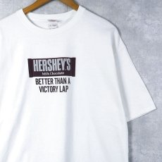 画像1: 2000's HERSHEY'S "BETTER THAN A VICTORY LAP" お菓子企業 ロゴプリントTシャツ XL (1)