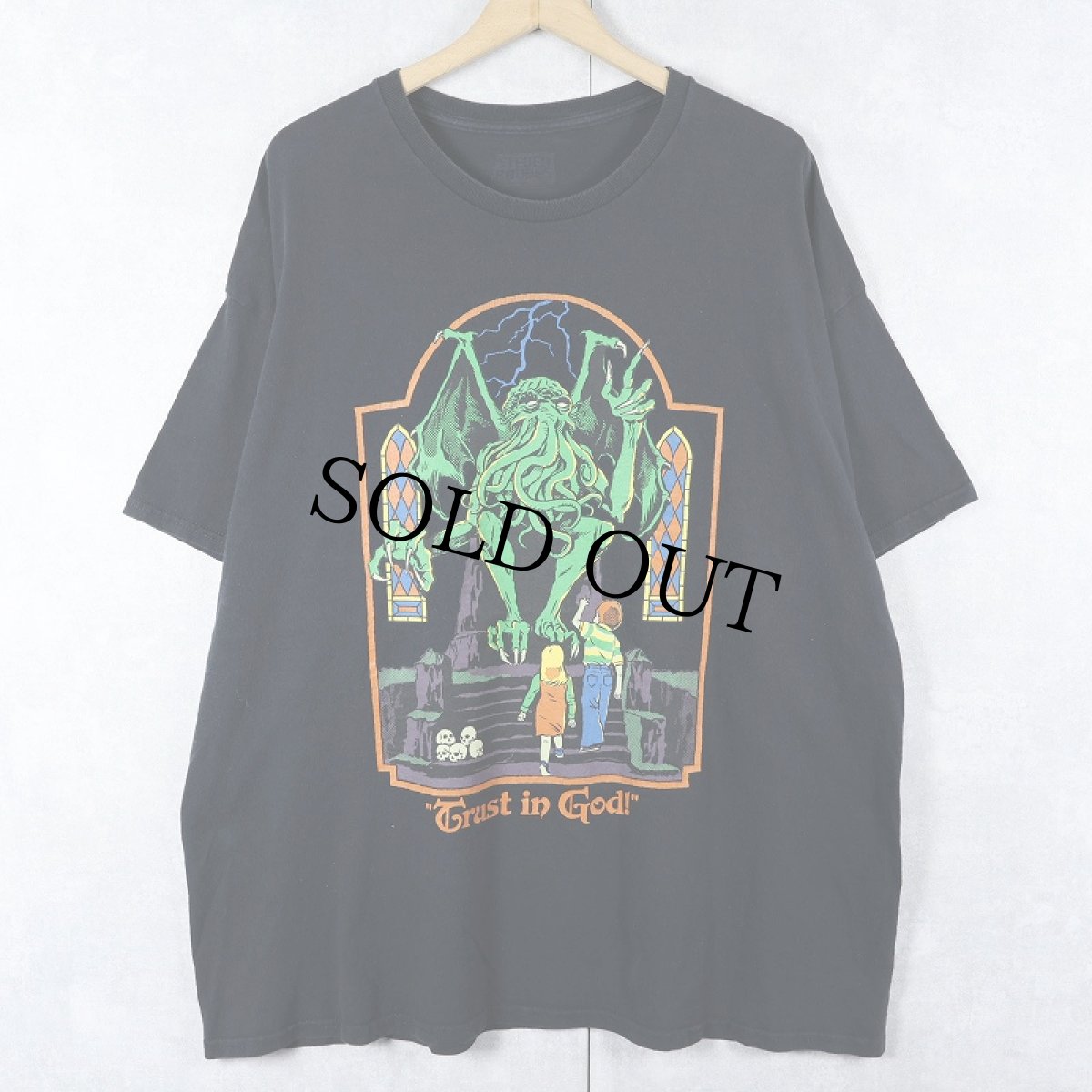 画像1: Steven Rhodes "Trust in God!" イラストプリントTシャツ BLACK (1)