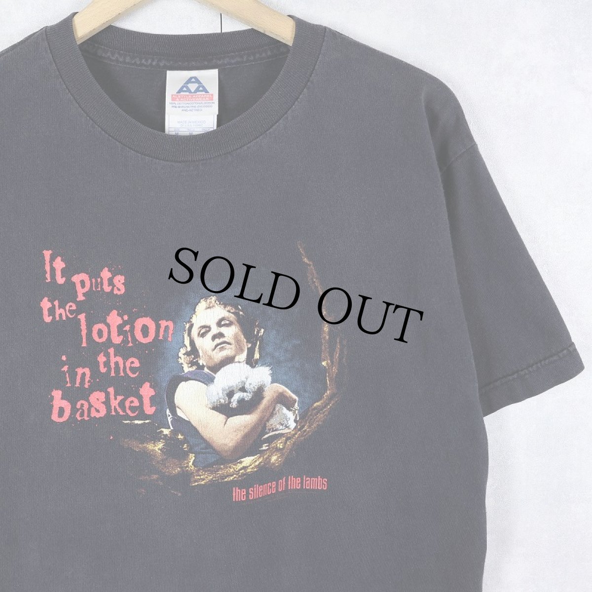 画像1: 2000's THE SILENCE OF THE LAMBS "It puts the lotion in the basket" ホラー映画プリントTシャツ BLACK M (1)