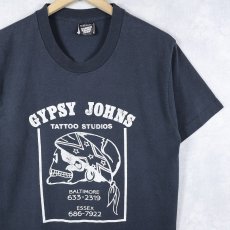 画像1: 80〜90's USA製 "Gypsy Johns Tattoo Studios" タトゥースタジオ プリントTシャツ BLACK M (1)