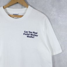 画像2: 90's CANADA製 "Can You Find Postal Worker Wadlo?" イラストプリントTシャツ L (2)