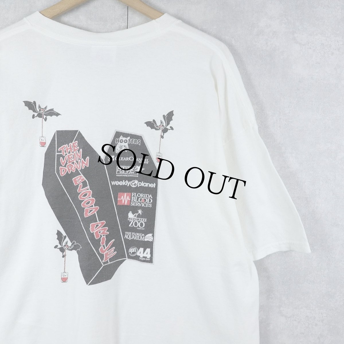 画像2: "I SURVIVED THE VEIN DRAIN" シュールイラストプリントTシャツ XL (2)