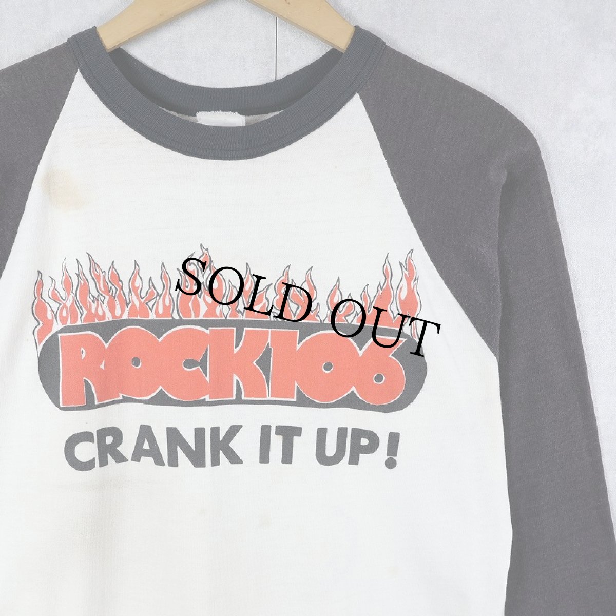 画像2: 80's BANTAMS "ROCK106 CRANK IT UP!" スカルプリント ラグランTシャツ M (2)