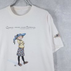 画像1: 90's Mary Engelbreit "Queens Never Make Bargains" イラストプリントTシャツ (1)