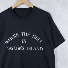 画像2: 90's "WHERE THE HELL IS TAYLO'S ISLAND" ジョークプリントTシャツ BLACK (2)