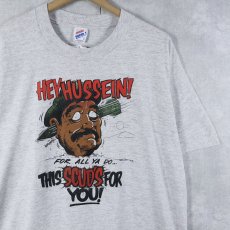 画像1: 90's ZEE WOOF USA製 "HEYHUSSEIN! THIS SCUD'S FOR YOU! " 風刺イラストプリントTシャツ XL (1)