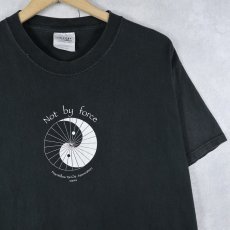 画像1: Five Willow Tai Chi Association "Not by force" 太極拳団体 プリントTシャツ BLACK M (1)