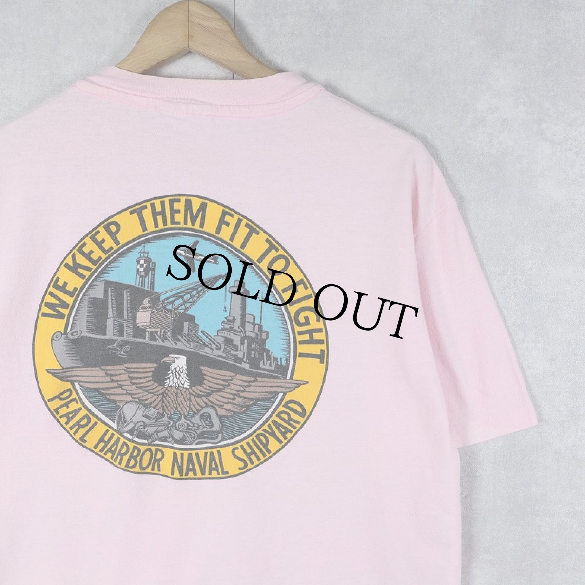 画像1: 90's USA製 "WE KEEP THEM FIT TO FIGHT" 造船所プリント ポケットTシャツ L (1)