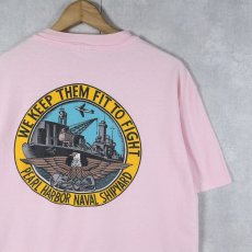 画像1: 90's USA製 "WE KEEP THEM FIT TO FIGHT" 造船所プリント ポケットTシャツ L (1)