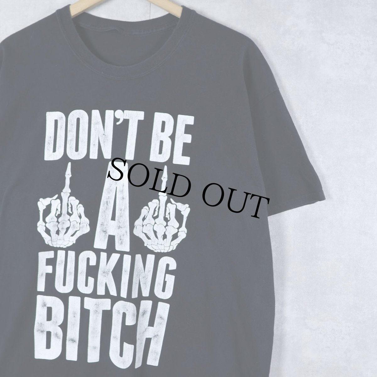 画像1: "DON'T BE A FUCKING BITCH" メッセージプリントTシャツ BLACK (1)