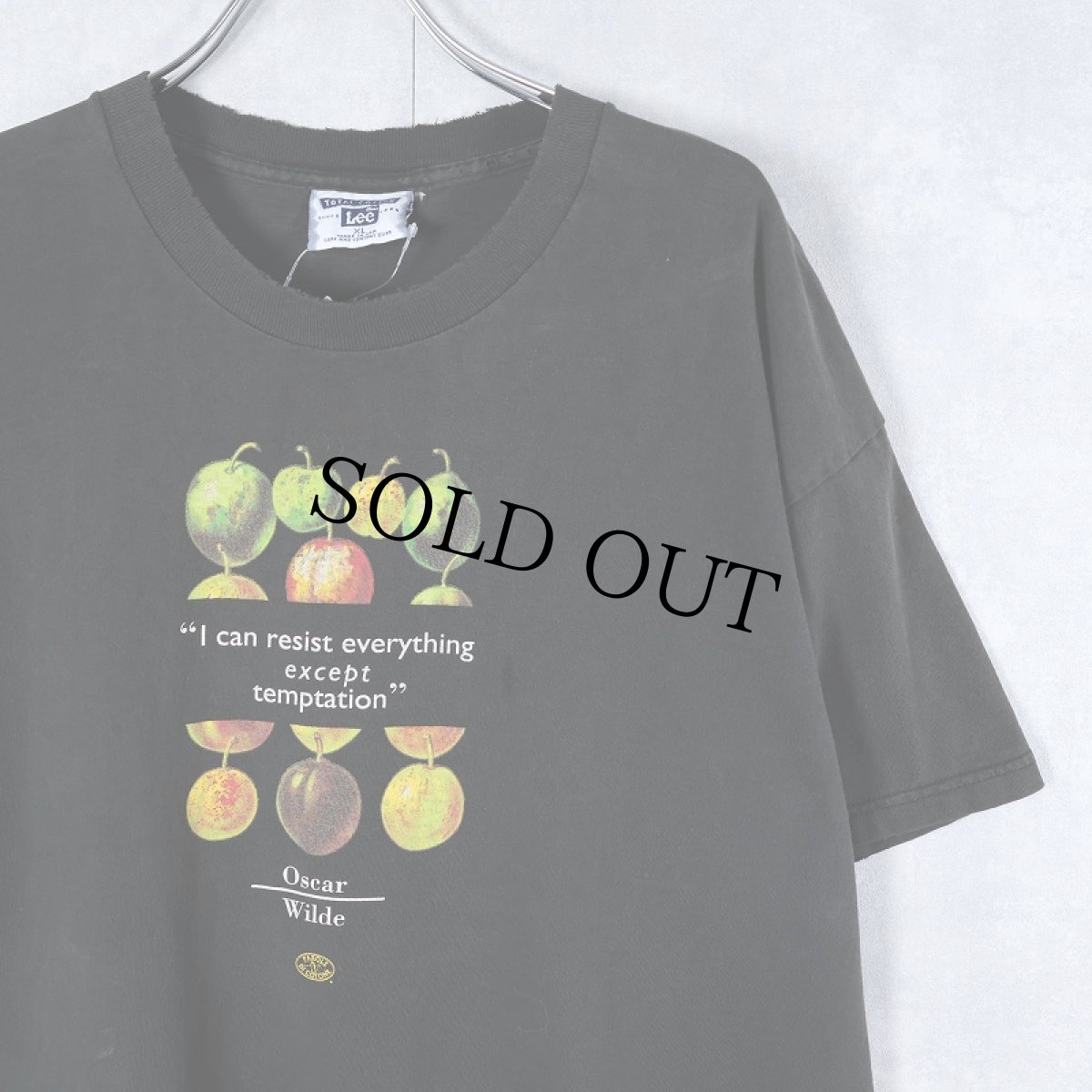 画像1: 90's Oscar Wilde USA製 "I can resist everything except temptation" 果物プリントTシャツ BLACK XL (1)