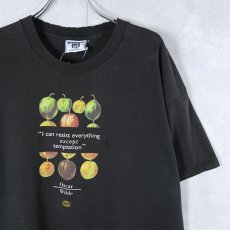 画像1: 90's Oscar Wilde USA製 "I can resist everything except temptation" 果物プリントTシャツ BLACK XL (1)